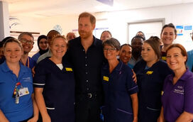 No Reino Unido, príncipe Harry visita hospital pediátrico