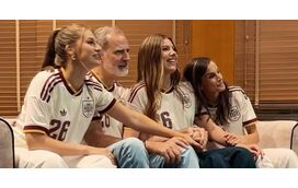 Felipe VI, Letizia e as filhas vibram com Espanha e a festa na Zarzuela torna-se viral