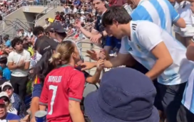 Sozinha entre a multidão! Fã de Cristiano Ronaldo enfrenta adeptos argentinos