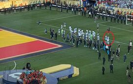 Saiba qual foi o único jogador da Argentina que desafiou os colegas e não virou costas a Espanha no momento de levantar a taça do Mundial
