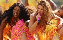 Cinco exercícios para conseguir os braços tonificados de Shakira aos 49 anos