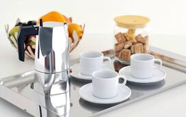O ritual do café elevado a arte: o charme do espresso clássico em versão de autor com cafeteira da Alessi