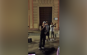Robbie Williams junta-se a músico de rua e canta o seu maior êxito para surpresa de quem passava