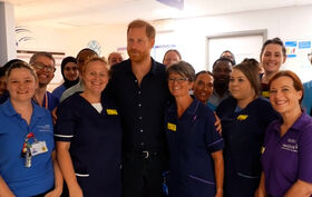 No Reino Unido, príncipe Harry visita hospital pediátrico
