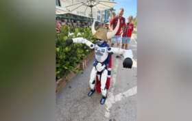 Haaland em modo "robô" faz ‘remada viking’ num concurso de sósias do jogador