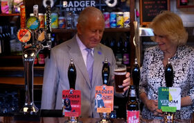 E esta? Rei Carlos III serve cerveja após derrota de Inglaterra