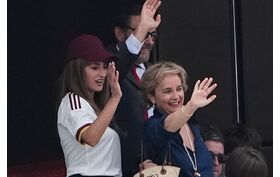 Penélope Cruz festeja de forma efusiva a vitória de Espanha no Mundial