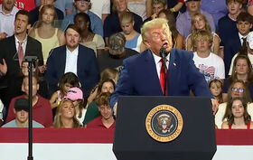Jovens gozam com Donald Trump em pleno comício e o momento torna-se viral