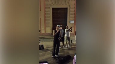 Robbie Williams junta-se a músico de rua e canta o seu maior êxito para surpresa de quem passava