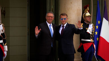 O momento em que António José Seguro é recebido por Emmanuel Macron em Paris