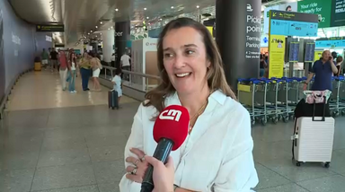 "Foi realmente um pesadelo": psicóloga detida em Bali fala à chegada ao aeroporto de Lisboa
