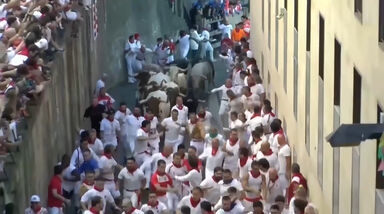 Tradição em Pamplona: Milhares de pessoas participam na primeira largada de touros de San Fermín
