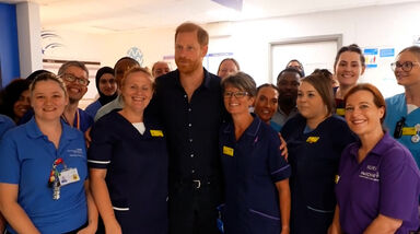 No Reino Unido, príncipe Harry visita hospital pediátrico