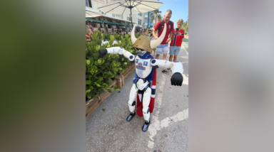 Haaland em modo "robô" faz ‘remada viking’ num concurso de sósias do jogador