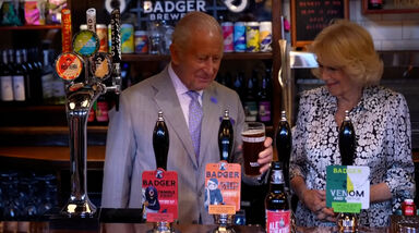 E esta? Rei Carlos III serve cerveja após derrota de Inglaterra
