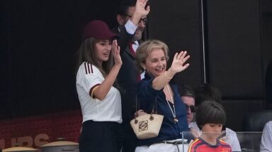 Penélope Cruz festeja de forma efusiva a vitória de Espanha no Mundial