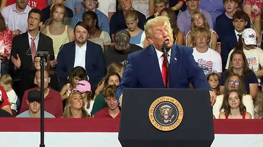 Jovens gozam com Donald Trump em pleno comício e o momento torna-se viral