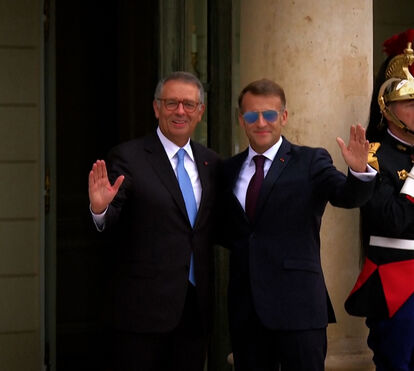 O momento em que António José Seguro é recebido por Emmanuel Macron em Paris