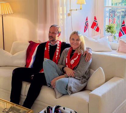 Mette-Marit reaparece após transplante: a imagem emocionante abraçada ao marido, príncipe Haakon
