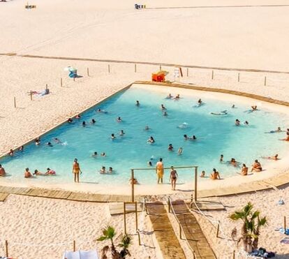 Há uma piscina de água salgada aquecida a 29 graus e a entrada é gratuita! É o refúgio perfeito para este verão
