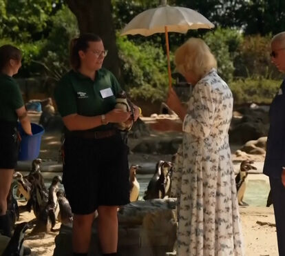 Carlos III e Camila visitam zoo de Londres em data especial