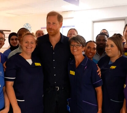 No Reino Unido, príncipe Harry visita hospital pediátrico