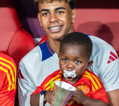 Muita emoção junta! Irmão corre para os braços de Lamine Yamal no final do jogo