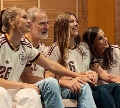 Felipe VI, Letizia e as filhas vibram com Espanha e a festa na Zarzuela torna-se viral