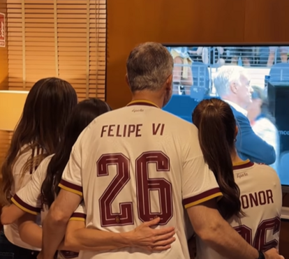 A euforia de Felipe VI, Letizia, Leonor e Sofia após a vitória de Espanha no Mundial