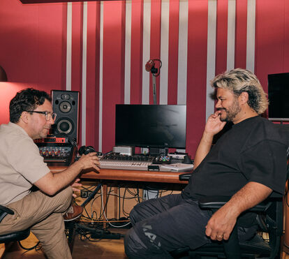 'Tens Razão' ganha nova vida com colaboração entre os músicos De Oliveira e RIOT