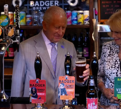 E esta? Rei Carlos III serve cerveja após derrota de Inglaterra