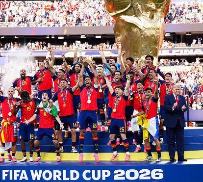 'Photobomb' de Trump na fotografia da Seleção espanhola torna-se viral