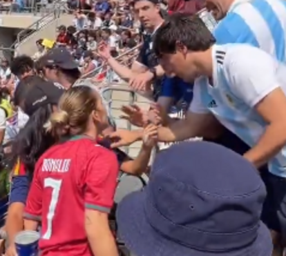 Sozinha entre a multidão! Fã de Cristiano Ronaldo enfrenta adeptos argentinos