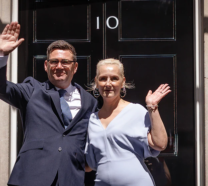 A inacreditável história de amor do novo primeiro-ministro britânico! A mulher foi a um programa de encontros... quando já namorava com ele