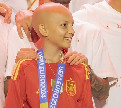 Menina que morreu com cancro recordada pelos campeões espanhóis: 'Está a ver-nos lá de cima'
