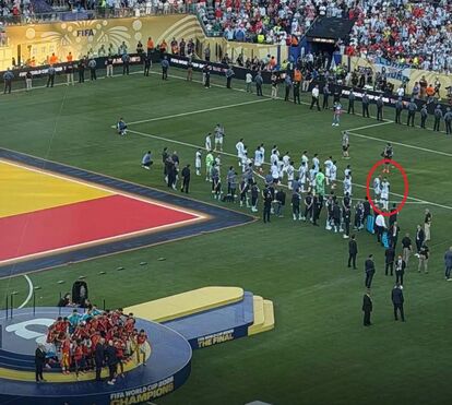 Saiba qual foi o único jogador da Argentina que desafiou os colegas e não virou costas a Espanha no momento de levantar a taça do Mundial