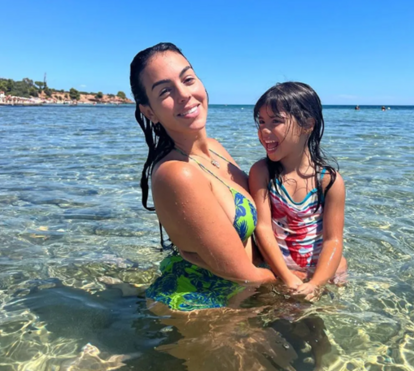 Dia em cheio no Guincho! Todas as imagens de Georgina Rodríguez e os filhos na praia portuguesa