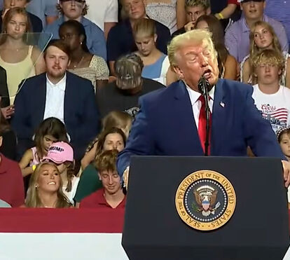 Jovens gozam com Donald Trump em pleno comício e o momento torna-se viral