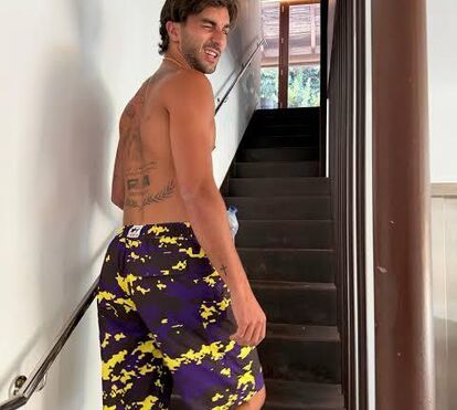 O descanso do 'guerreiro'! Ferran Torres, o craque espanhol de quem Magui Corceiro se aproximou recentemente, diverte-se com amigo após conquistar o Mundial