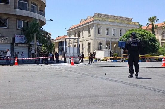 Pânico na Síria: Explosões cercam hotel onde está hospedado Emmanuel Macron