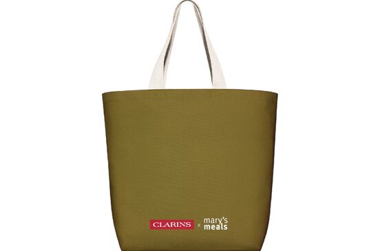 Sacola verde Clarins x Mary's Meals apoia a educação