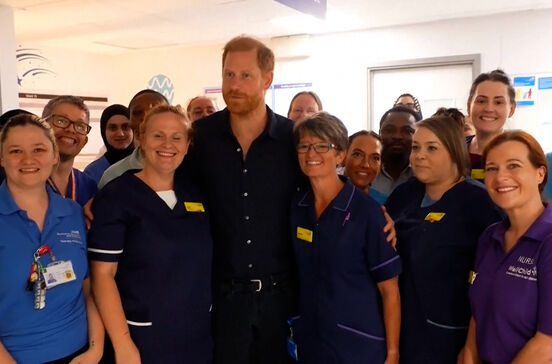 No Reino Unido, príncipe Harry visita hospital pediátrico