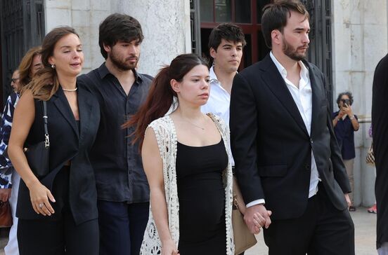 Funeral de Luís Represas à saída da Basília da Estrela