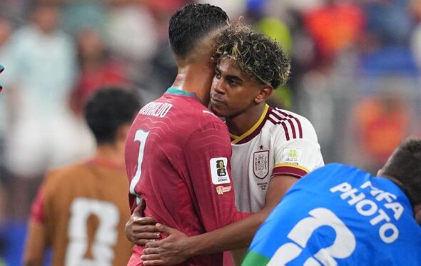 Cristiano Ronaldo abraça Lamine Yamal e despede-se do Mundial 2026 em lágrimas, após derrota frente a Espanha