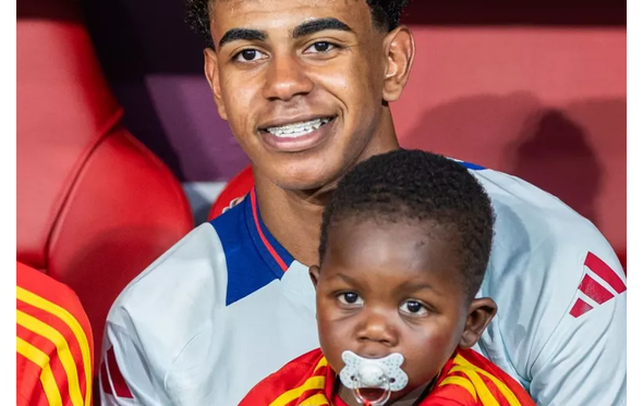 Lamine Yamal com o irmão