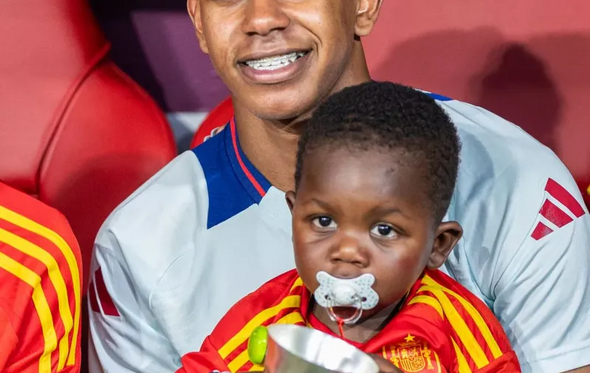 Lamine Yamal com o irmão