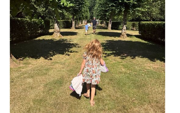 Lilibet, Archie e Harry em Althorp, onde a princesa Diana está enterrada