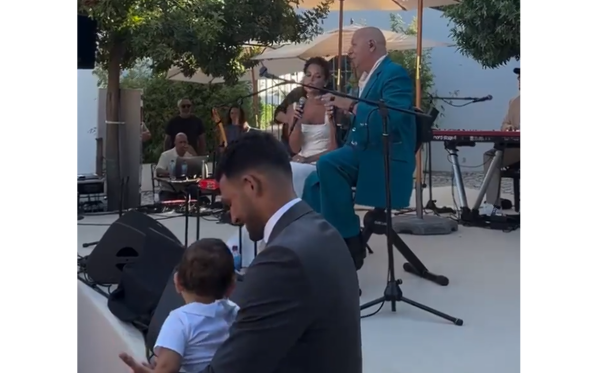 Maguigas canta com Paulo Gonzo, perante o olhar atento de Gonçalo Ramos e o filho do casal, Bernardo