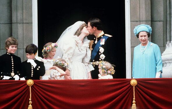 O beiji de Carlos e Diana na varanda do Palácio