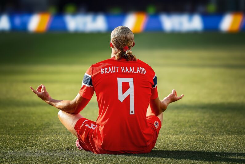 Erling Haaland medita em campo, herói do Mundial de 2026